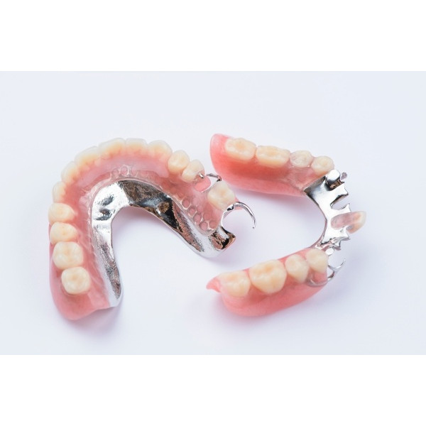 Khôi phục nụ cười tự nhiên với hàm giả tháo lắp bán phần nhựa cứng