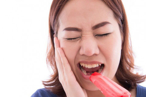 Điều trị răng ê buốt bằng thuốc bôi chứa fluor giúp bít kín ống ngà Điều trị răng ê buốt bằng thuốc bôi chứa fluor giúp bít kín ống ngà