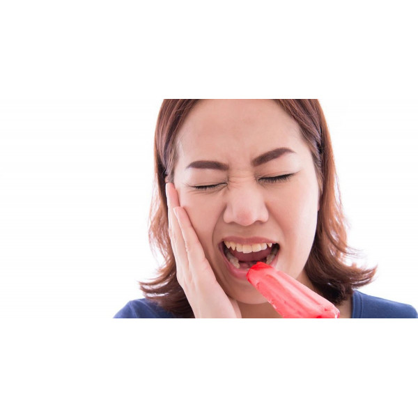 Điều trị răng ê buốt bằng thuốc bôi chứa fluor giúp bít kín ống ngà