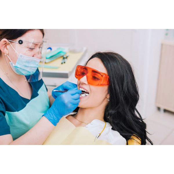 Tẩy trắng răng tủy sống có sử dụng đèn Plasma